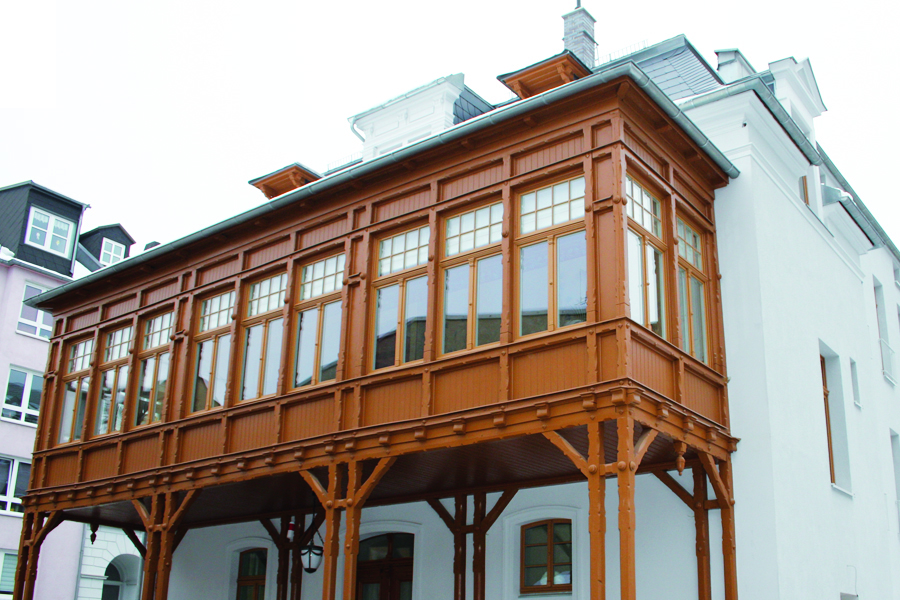 Restaurierte historische Holzveranda – detailgetreu aufgearbeitet durch die Tischlerei Schlosser