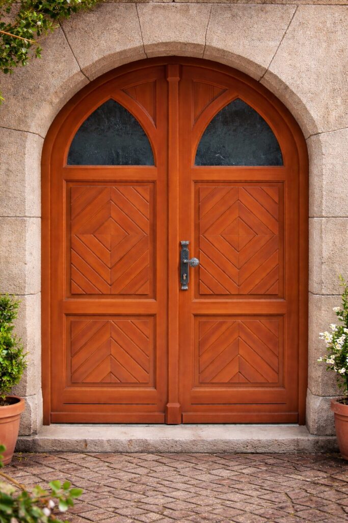 Massive Holz-Haustür mit Rundbogen, dekorativer Holzfräsung und Glaselementen – handgefertigte Eingangstür aus Naturholz im klassischen Design