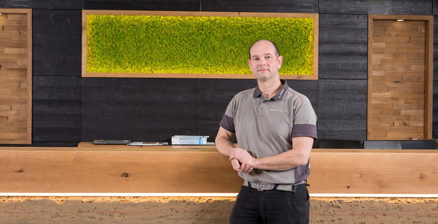 tresen stampflehm mooswand indirekte beleuchtung